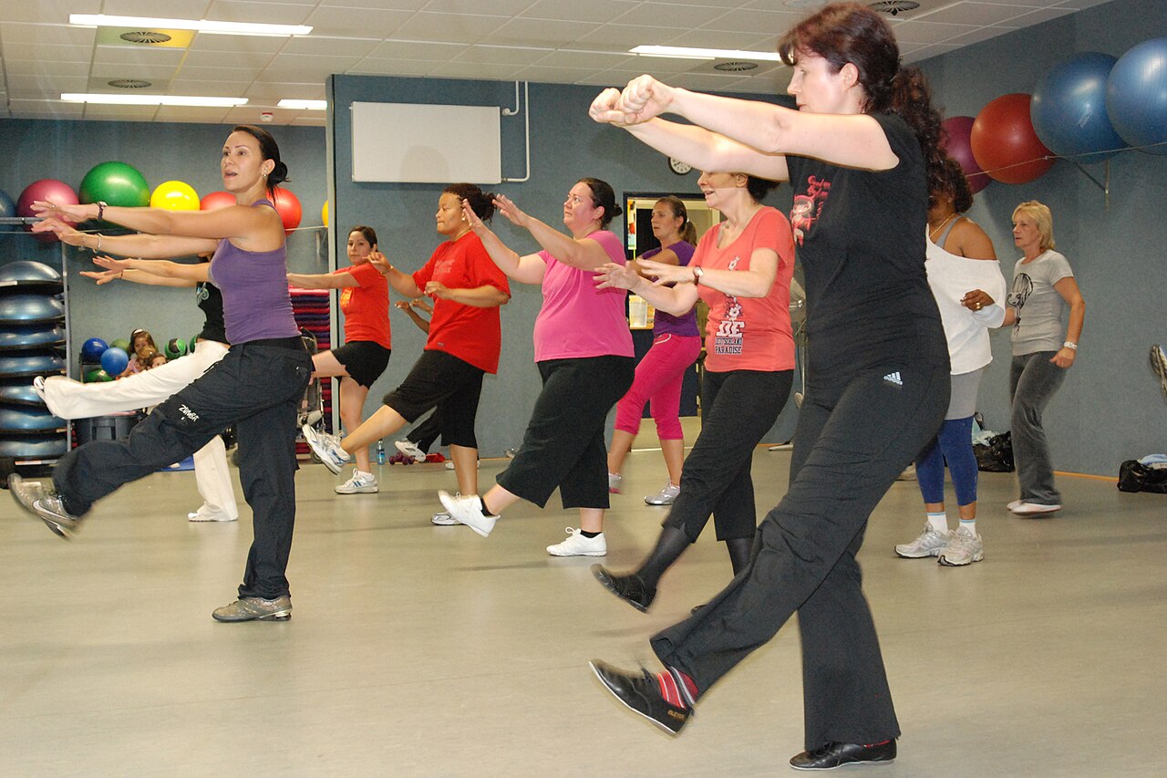 Gruppe bei einem energiegeladenen Zumba-Tanzfitness-Training